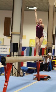 2015-11-28-tug_pokal_geraetturnen_junioren_senioren_lenka_bezstarosti_01_Foto_Kiel_Kiki