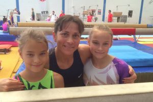 jessica-und-alina-mit-oksana-chusovitina-fertig